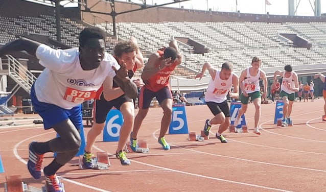 De DEM-atleten beginnen aan hun buitenseizoen in het Olympisch Stadion.