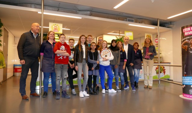 Scholieren nemen bokaal in ontvangst van het Voedingscentrum.