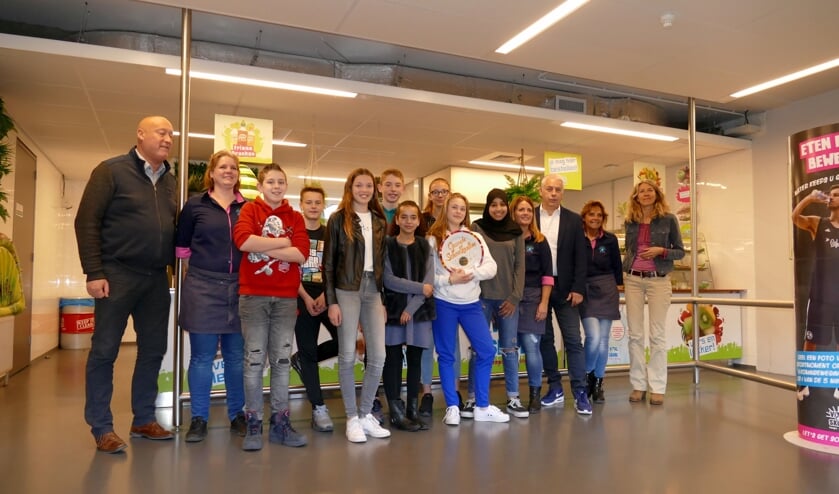 Scholieren nemen bokaal in ontvangst van het Voedingscentrum.