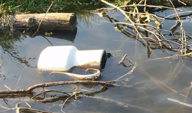 Dit 'kan' natuurlijk echt niet in de sloot liggen. Help mee met De Rijp Schoon.