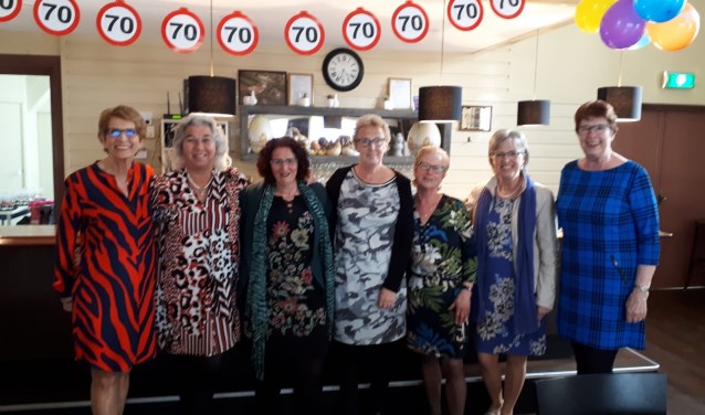 Jubilerend bestuur: v.l.nr.: Loes Munster, Carla Wassenaar, Kathy Schuitemaker, Lida Oudhuis, Tiny Oudhuis, Greet Jonker en Ria Koper.