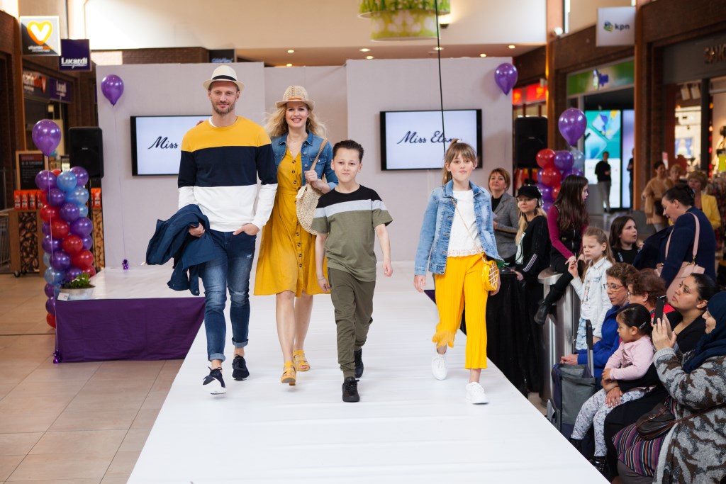 Ook gezinnen lopen mee op de catwalk.
