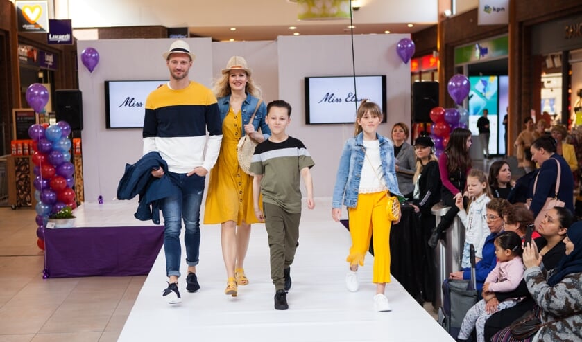 Ook gezinnen lopen mee op de catwalk.