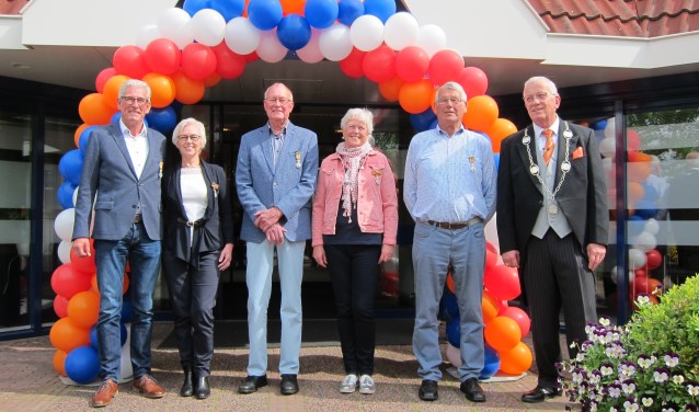 De vijf gedecoreerden en de burgemeester bij het gemeentehuis. Maaike Verlaat staat niet op de foto.