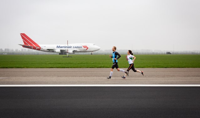 Renners lopen voor de Schipholfonds Run een parcours over de, voor vliegverkeer afgesloten, Zwanenburgbaan.
