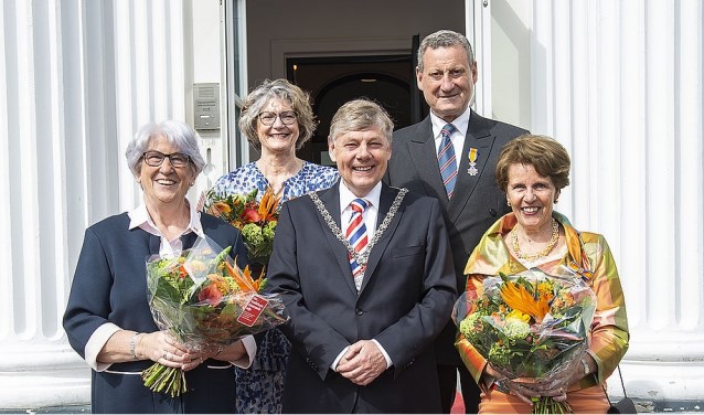 Op de foto van links naar rechts: Ineke Hermans-Klaver, Christine van de Meer-Waller, burgemeester Elbert Roest, Patrick Westerwoudt en Ellen Schrijver-Stokvis (Vanwege het ontvangen van haar onderscheiding in Amsterdam staat Mevrouw Coltof niet op de foto).