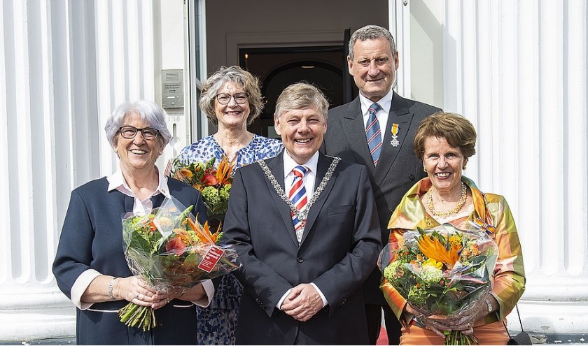 Op de foto van links naar rechts: Ineke Hermans-Klaver, Christine van de Meer-Waller, burgemeester Elbert Roest, Patrick Westerwoudt en Ellen Schrijver-Stokvis (Vanwege het ontvangen van haar onderscheiding in Amsterdam staat Mevrouw Coltof niet op de foto).