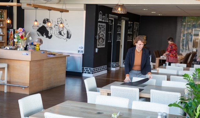 Beheerder Gerdine Purmer en twee vrijwilligers maken de brasserie klaar om gasten te kunnen ontvangen.