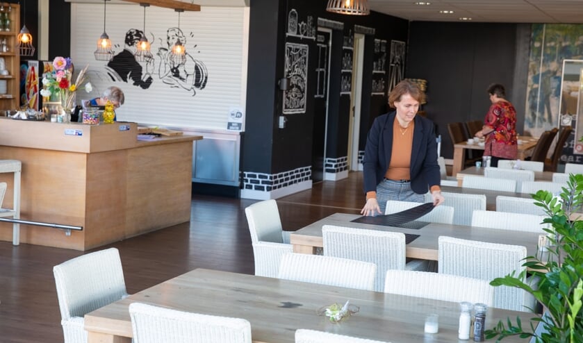 Beheerder Gerdine Purmer en twee vrijwilligers maken de brasserie klaar om gasten te kunnen ontvangen.