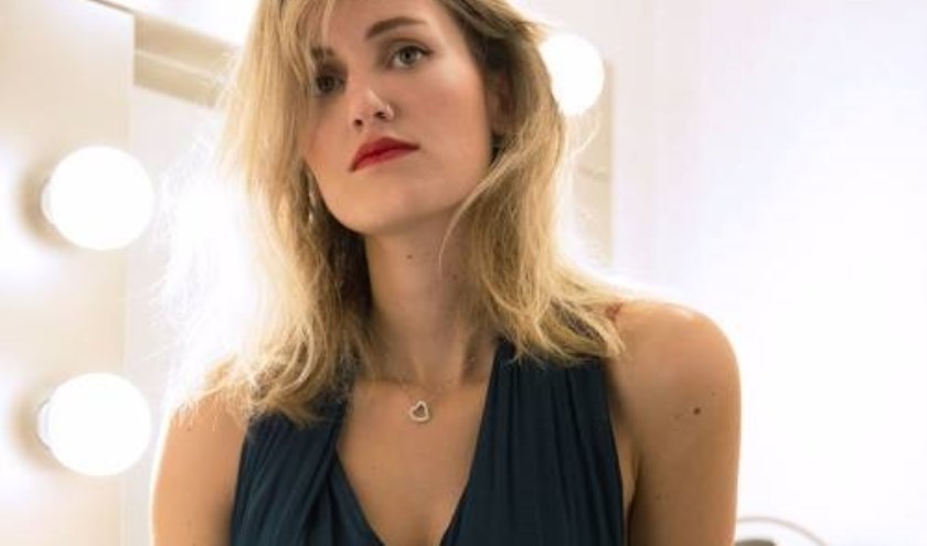 Amber brengt songs met een Amerikaans (country) randje, geïnspireerd op ervaringen uit haar eigen leven.
