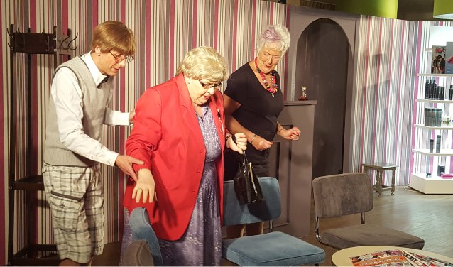 Toneelvereniging MBOSV speelt 'Geknipt voor Elkaar' in theater De Kampanje.