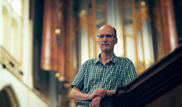 Pieter van Dijk speelt op het grote orgel.