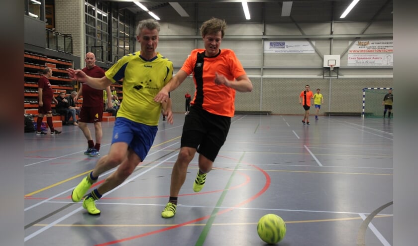 Esdégé-Reigersdaal (in het geel-blauw) versloeg Glazenwassers- en reinigingsbedrijf R. de Hond met 3-1.