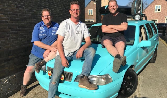 Henry Stroet (l), Frank Vlaar en Patrick Stroet (r) doen mee met de uitdaging Rammelbakkenreis.