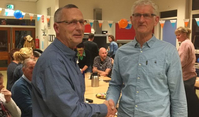 Oud-politieman Frans van Diepen (rechts), wordt bedankt door Arie Ham van de Commissie Verkeersbrigade Waarland.