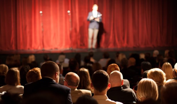 Ad Geerdink vertelt tijdens de lezing vertellen over de Gouden eeuw.