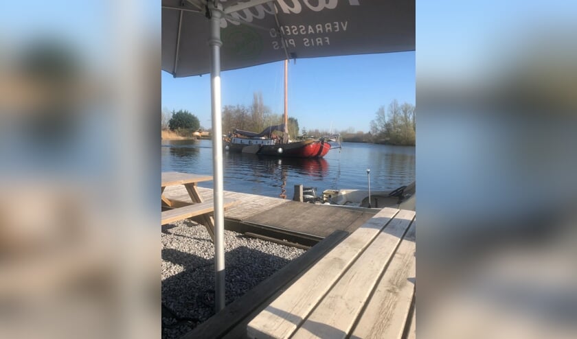 De aanlegsteiger bij Restaurant Geoff's.