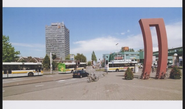 Het kunstwerk van Hans Koetsier, op de foto is goed te zien hoe de stad in tien jaar tijd drastisch is veranderd.