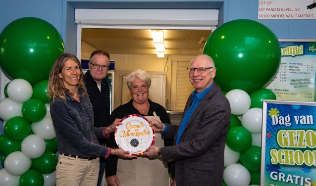 Silvia Knaap, verantwoordelijk voor de kantine en producten, hier geflankeerd door Dieuwke en Jeroen van het Voedingscentrum en Koos Dekker (rechts), een van de teamleiders van het Da Vinci College.