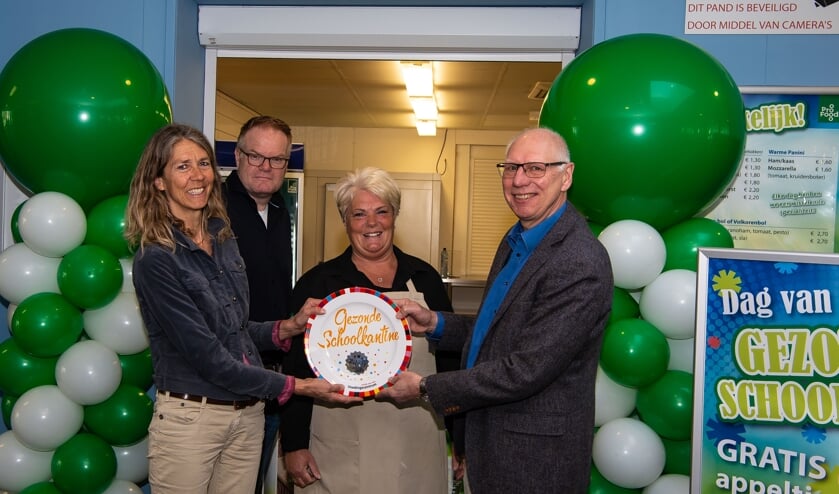Silvia Knaap, verantwoordelijk voor de kantine en producten, hier geflankeerd door Dieuwke en Jeroen van het Voedingscentrum en Koos Dekker (rechts), een van de teamleiders van het Da Vinci College.