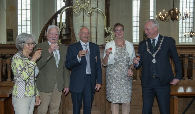 De decorandi met echtgenotes in het gezelschap van burgemeester E. van Zuijlen.