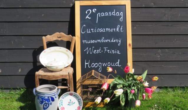 Op de curiosamarkt op het terrein van de museumboerderij is van alles te vinden voor een koopje.