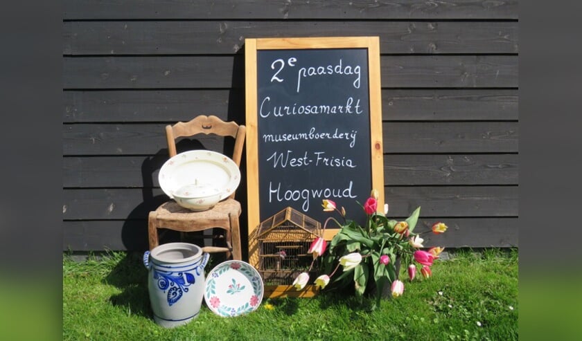 Op de curiosamarkt op het terrein van de museumboerderij is van alles te vinden voor een koopje.