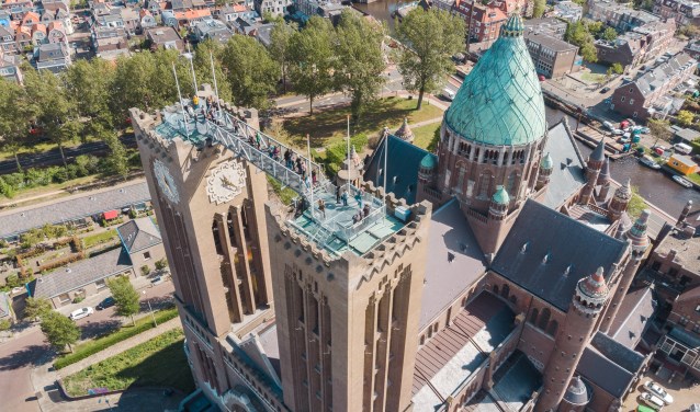 De kathedraal van bovenaf gezien. De brug en het uitzicht trekt vele bezoekers uit de regio.