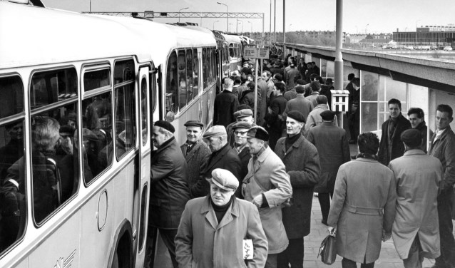 Werknemers van de Hoogovens reden vanuit de hele provincie naar de staalfabriek.