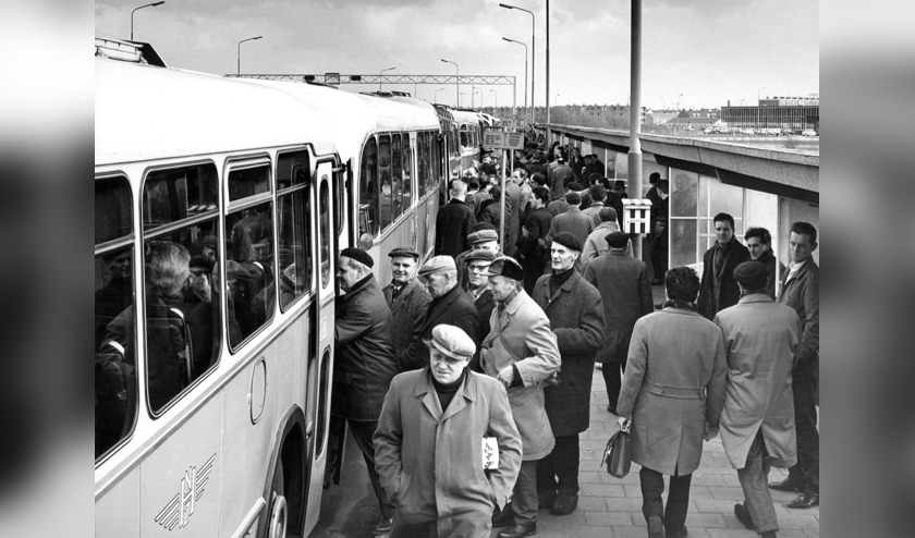 Werknemers van de Hoogovens reden vanuit de hele provincie naar de staalfabriek.