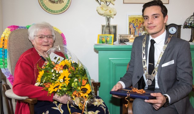 Mevrouw (zuster) Heijnis is op 8 mei wordt 100 jaar geworden! Zij vierde deze dag in aanwezigheid van loco burgemeester Klaas Valkering.