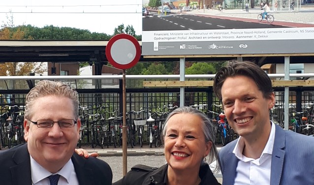 Vertegenwoordigers van ProRail en NS samen met wethouder Slettenhaar van Castricum bij het NS-station.