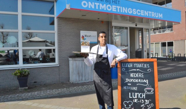 De 19-jarige Litos werkt met veel plezier bij Lunchmaatjes.