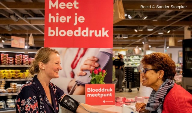 Tijdens de dagelijkse boodschappen even de bloeddruk laten meten.