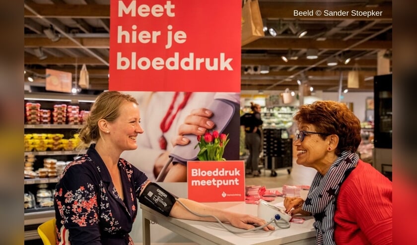 Tijdens de dagelijkse boodschappen even de bloeddruk laten meten.