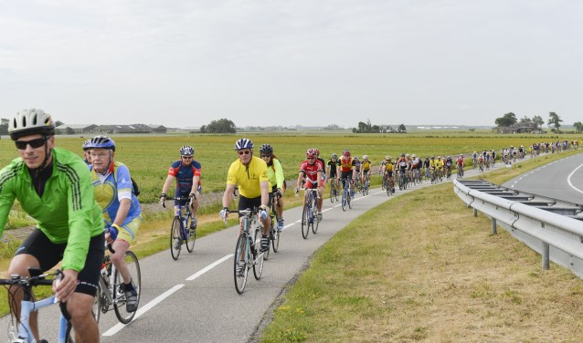 De deelnemers van de 27e sponsortocht fietsen deze keer voor Kinderhuis Samuël.