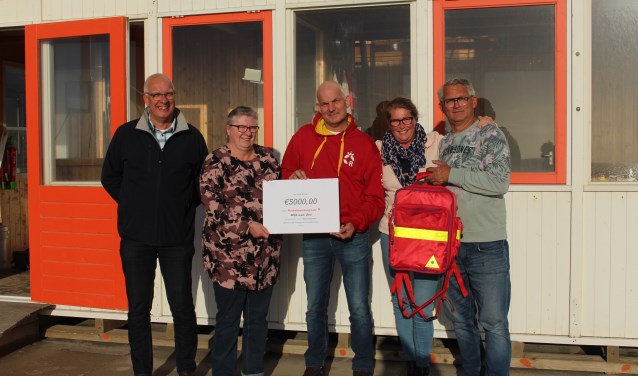 WRB-voorzitter Schellevis is blij met de donatie.