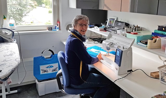 Marian van Lieshout maakt de mooiste artikelen op haar naaimachine. Alles voor het goede doel!