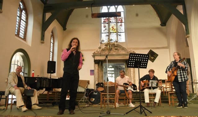 Middle Jazz Band in Normandie treedt op in de Grote Kerk.