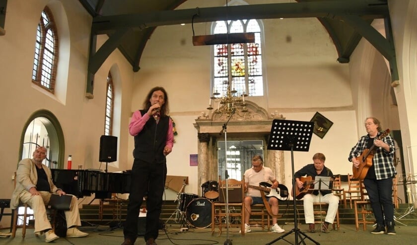 Middle Jazz Band in Normandie treedt op in de Grote Kerk.