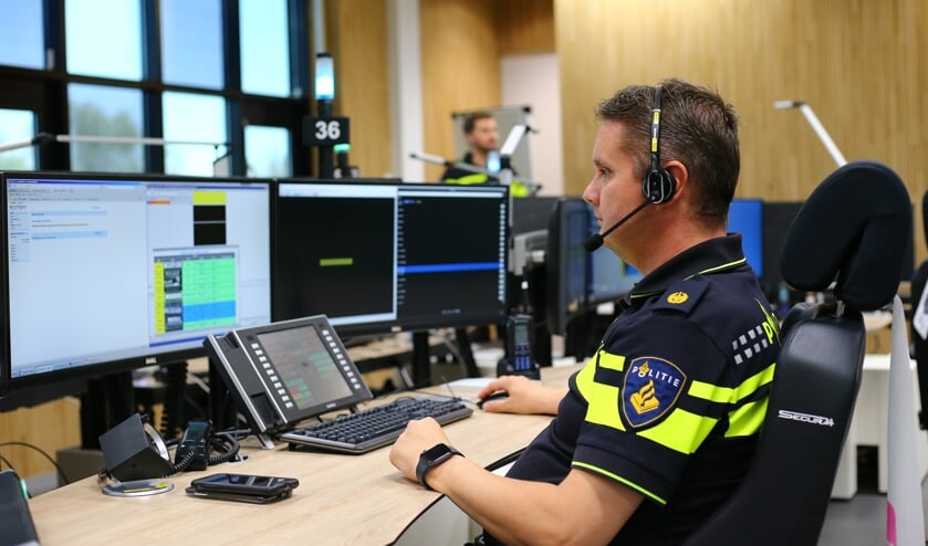 Een centralist in de meldkamer.