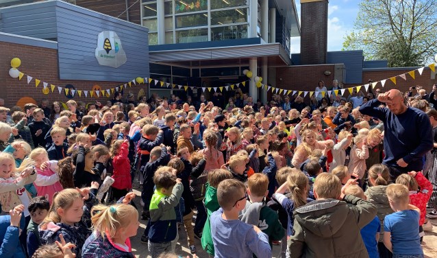 Feest vanwege nieuwe Schoolplein 14 bij Jenaplanschool de Bijenkorf