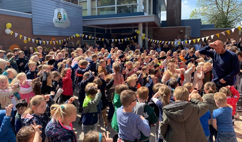 Feest vanwege nieuwe Schoolplein 14 bij Jenaplanschool de Bijenkorf