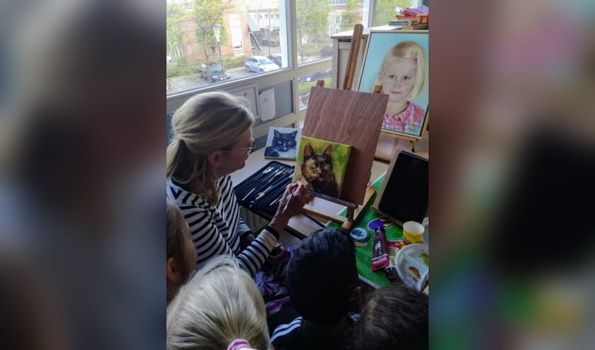 De kinderen mochten over de schouder van de kunstenaars van HAK '79 meekijken.