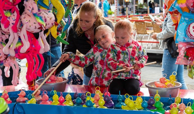 Selina helpt haar dochters Kayleigh en Mila met het eendjes vangen.