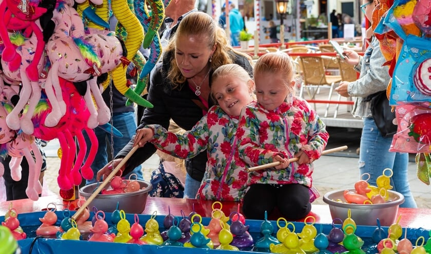 Selina helpt haar dochters Kayleigh en Mila met het eendjes vangen.