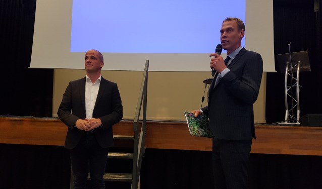 Wethouder Nils Langedijk (rechts) praatte samen met Diederik Samson over aardgasvrij wonen in onze gemeente.