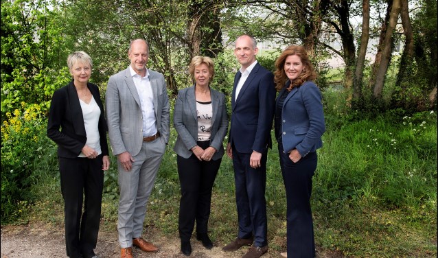 De jury van dit jaar. V.l.n.r.: Monique van t Klooster, René Nelis, Gea Kuiper, Jeroen Coops en Fabiènne Hendricks.