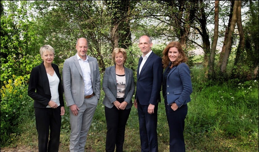 De jury van dit jaar. V.l.n.r.: Monique van t Klooster, René Nelis, Gea Kuiper, Jeroen Coops en Fabiènne Hendricks.