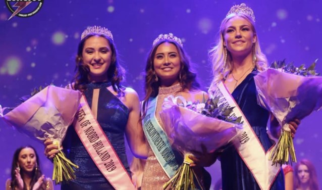 Indy Kames (links) en de nummers 2 en 3 van de Teens-finale.